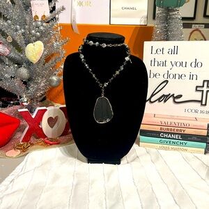 EUC vintage long stone and gold beaded necklace. Classic look.